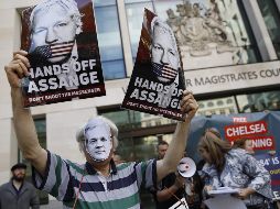 Simpatizantes del exhacker se manifestaron hoy con pancartas a las afueras del tribunal en Londres. AFP/T. Akmen