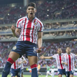 Alan Pulido va por el título de goleo con Chivas