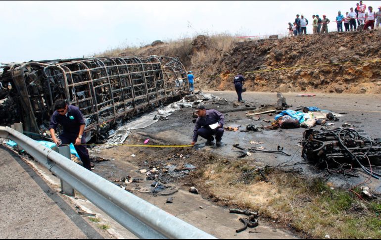 De las 21 víctimas mortales, dos viajaban en el tráiler y las 19 restantes en el camión de pasajeros. AP