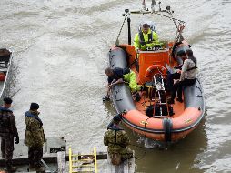 Miembros de los equipos de rescate tratan de encontrar supervivientes del naufragio del crucero 