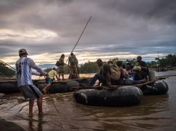 Africanos y haitianos en la frontera sur. Trump ha advertido que los aranceles irán en escalada en tanto México no impida el paso por su territorio a los migrantes que buscan llegar a EU . EFE/L. Villalobos