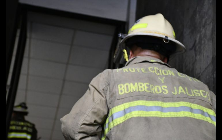 Explican que las labores han sido complejas pues el elevador quedó parado entre el primer piso y la planta baja, por lo que imposibilita tener acceso a la puerta del ascensor. ESPECIAL/ Protección Civil Jalisco