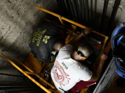 Explican que las labores han sido complejas pues el elevador quedó parado entre el primer piso y la planta baja, por lo que imposibilita tener acceso a la puerta del ascensor. ESPECIAL/ Protección Civil Jalisco