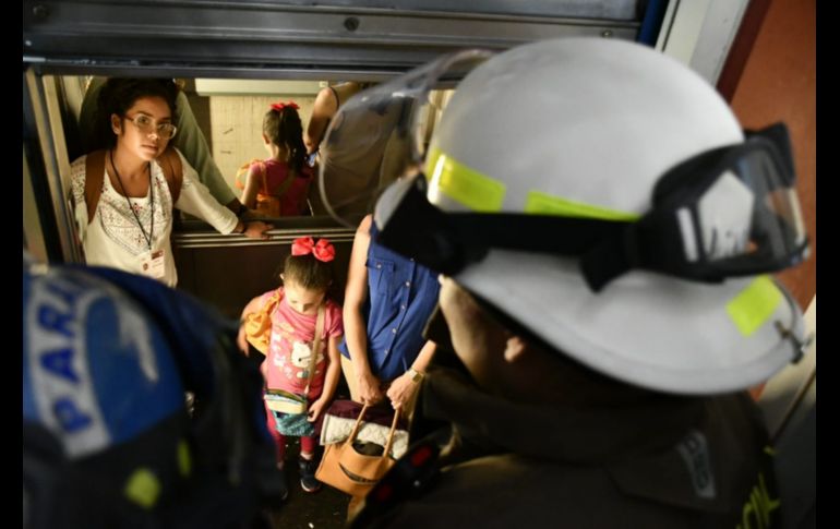 Tras su rescate, elementos de Cruz Roja realizaron un chequeo médico para verificar el estado de salud de las personas. ESPECIAL/ Protección Civil Jalisco