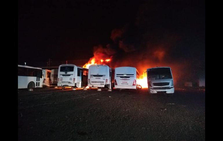 Se calcinaron 22 camiones y ocho camionetas. FACEBOOK/Bomberos El  Marqués