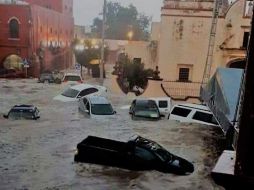 Más de 300 vehículos fueron arrastrados por la corriente de agua y fue necesario el uso de maquinaria pesada para su retiro de las calles. TWITTER/@EPrimeraPlana