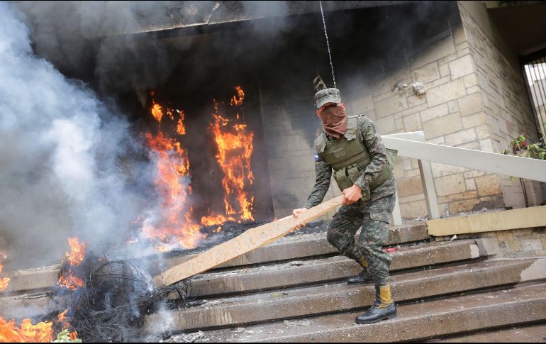 El acto se llevó acabo durante una protesta contra reformas a la educación y a la salud. EFE/G. Amador