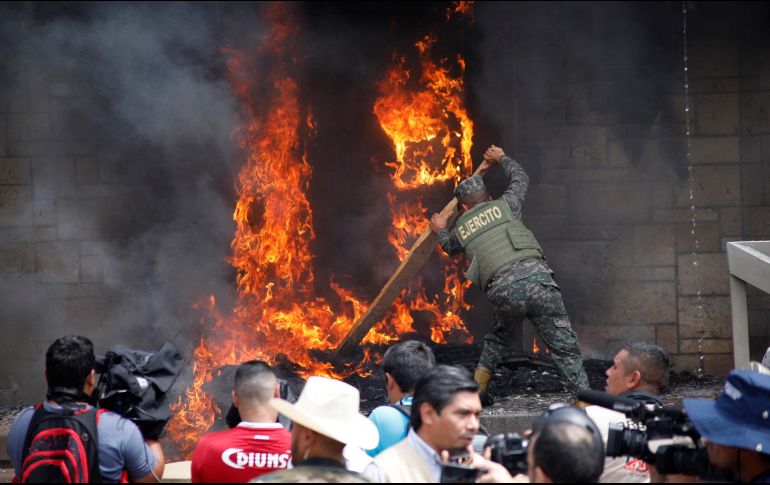 El acto se llevó acabo durante una protesta contra reformas a la educación y a la salud. AP/E. Martínez