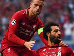 Salah (D) celebra tras anotar el tanto que tiene en ventaja al Liverpool. AFP/G. Buoys