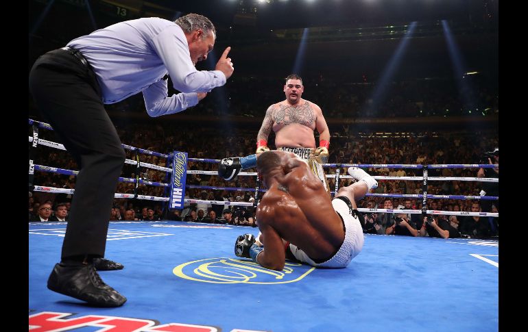 Una premonitoria caída de Joshua anuncia la sorpresa final. AFP