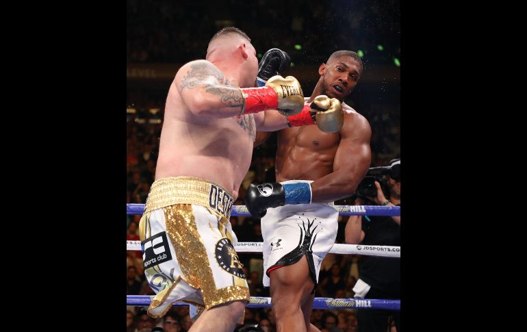 A pesar de estar fuera de forma, Ruiz demostró una pegada fuerte. AFP