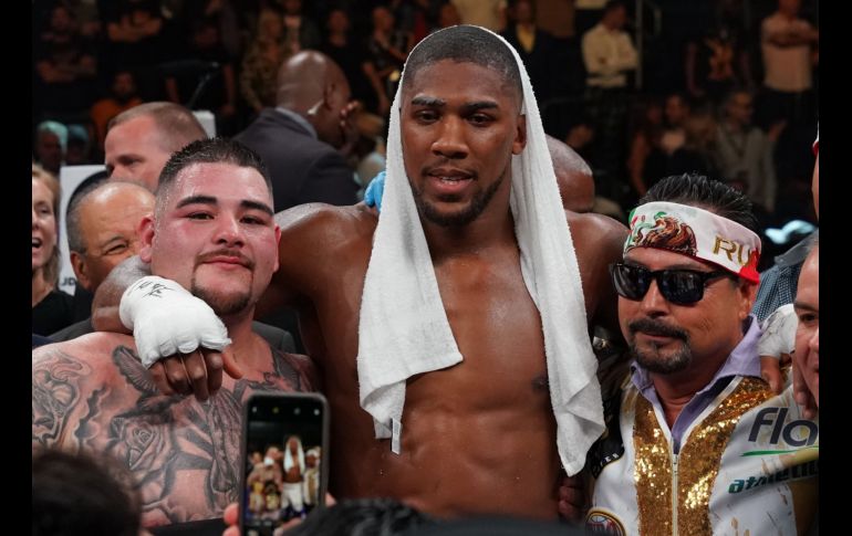 Joshua y Ruiz posaron al final de la pelea en un gesto de 