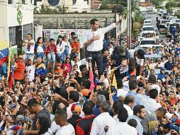 Juan Guaidó, ayer con seguidores en Barinas. AFP