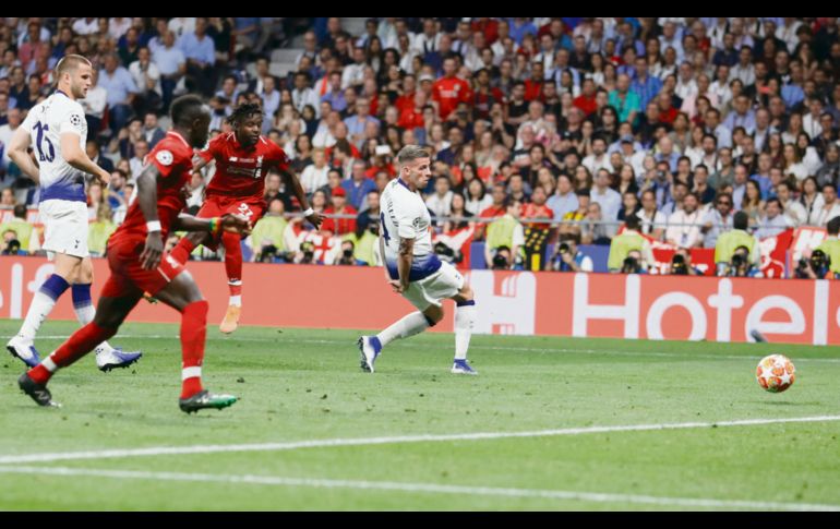 Divock Origi cruzó su zapatazo para rematar a los Spurs. AP