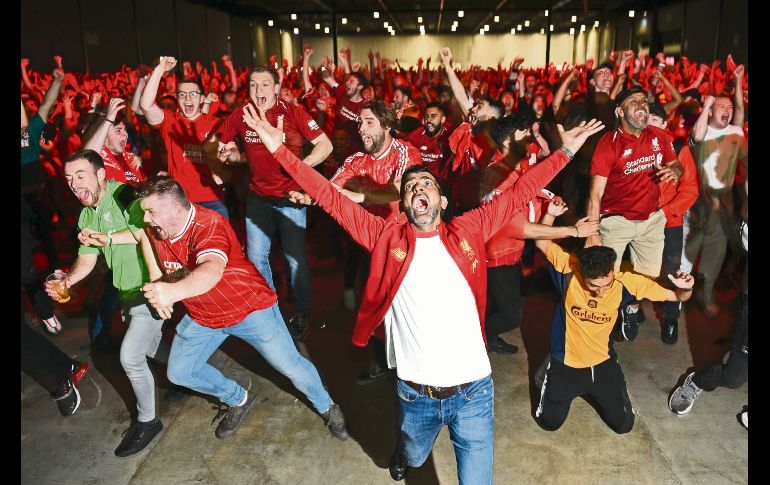 A mil 445 kilómetros de distancia los fanáticos de los Reds estallaron en júbilo tras el silbatazo final. Ahora son campeones. EFE