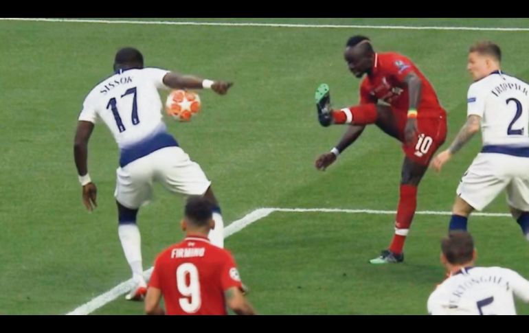 El balón pega entre el costado y el brazo de Sissoko. ESPECIAL