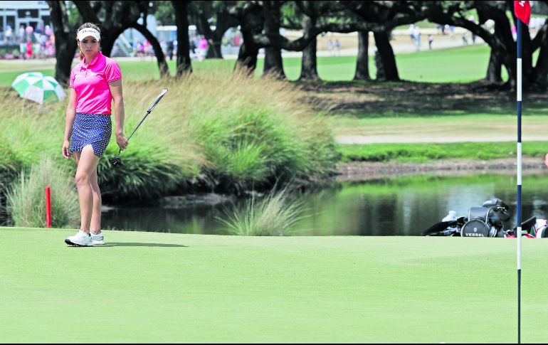 La mexicana Gaby López se ubica a sólo tres golpes de las líderes. AP