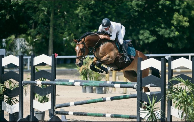 Fernando Marcondes realiza su recorrido a lomos de “Playboy LS” durante la prueba Libre a 1.20 metros. EL INFORMADOR / F. Atilano