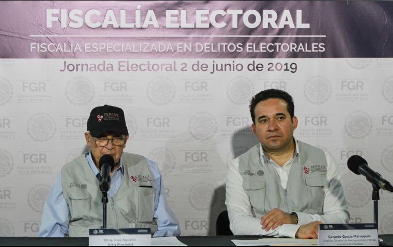 El titular de la Fepade, José Agustín Ortiz Pinchetti (i), y el director general de Averiguaciones Previas y Control de Procesos en Materia de Delitos Electorales, Gerardo García Marroquín, durante la conferencia de prensa sobre la jornada electoral de este domingo. NTX/J. Espinosa