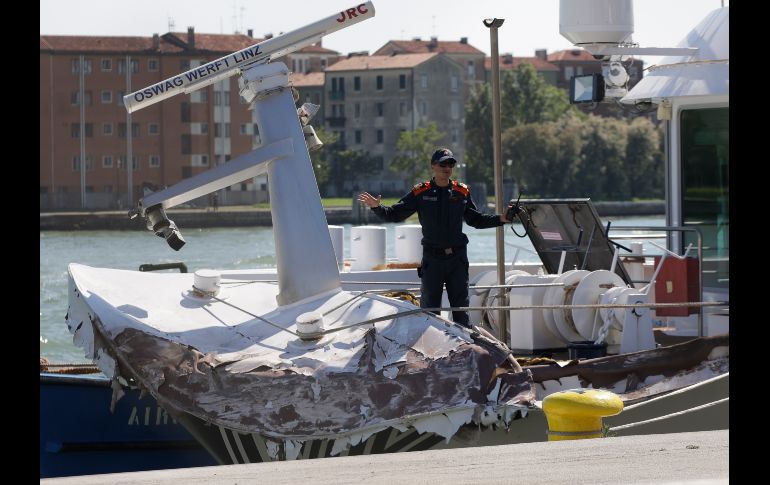 Un oficial inspecciona el 
