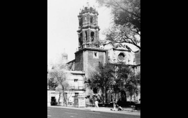 Restos de lo que fue el espléndido conjunto del Colegio de Propaganda Fide en Cd. de México y su Iglesia monumental y panteón adjunto de San Fernando. De este magnífico templo como del de Zapopan partieron los franciscanos a fundar y colonizar las Californias. Hoy en día solo está en pie la iglesia y el pequeño Camposanto, atrapados en un desquiciante barrio o Colonia Guerrero entre ríos de concreto y deprimentes vecindades... Todo un gran ejemplo a la incuria y a la falta de respeto por aquel grandioso y viejo México. CORTESÍA / F. Partida