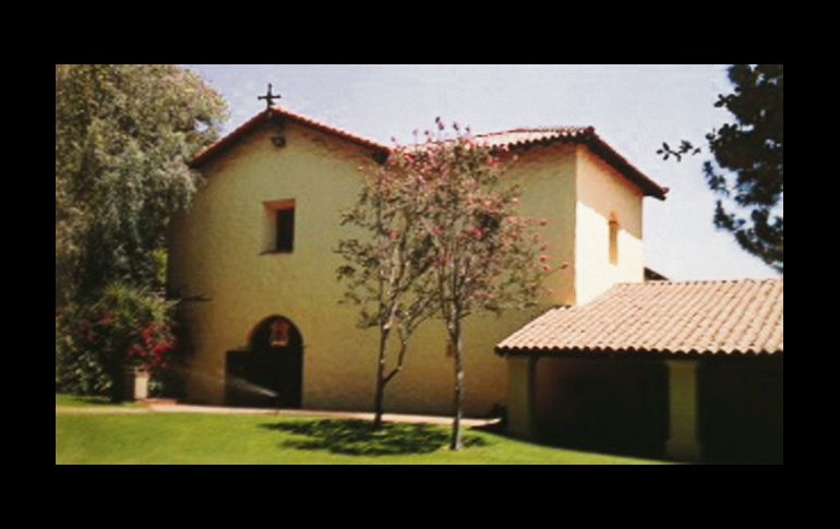 Ejemplo grandioso (en su austera y sencilla arquitectura) de la fachada de la Misión de San Fernando Rey de España en California U.S.A. Allá preservaron hasta la última piedra y adobes de sus sencillísimos templos y conventos; mientras aquí se siguen destruyendo o modificando con singular enjundia palacios, iglesias, colegios, casonas, haciendas y hasta ciudades enteras de todas épocas, desde la Colonial o virreinal, pasando por la neoclásica a la porfirista... Y hasta llegar a arrasar con la llamada Funcionalista correspondiente ya a la mitad del siglo XX. CORTESÍA / F. Partida