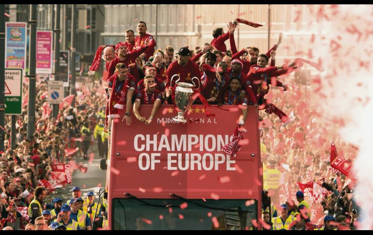 Los jugadores del Liverpool se dieron un baño de aficionados ayer en el Puerto inglés. EFE