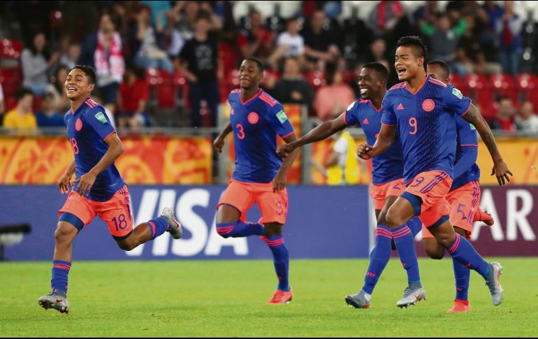 Los colombianos celebran el triunfo en penaltis. AP