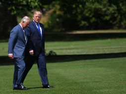 El príncipe Carlos y Donald Trump caminan en los jardines del palacio de Buckingham. AFP/M. Ngan
