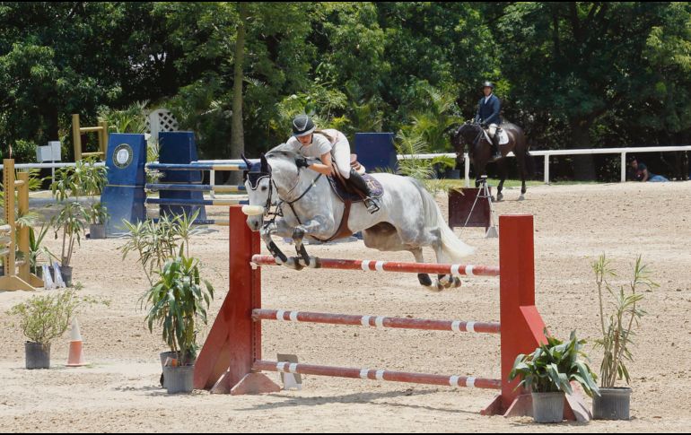 A lomos de “Giggs”, Karime Pérez logró los máximos honores en la prueba libre con obstáculos a 1.30 metros de altura. EL INFORMADOR / A. Camacho