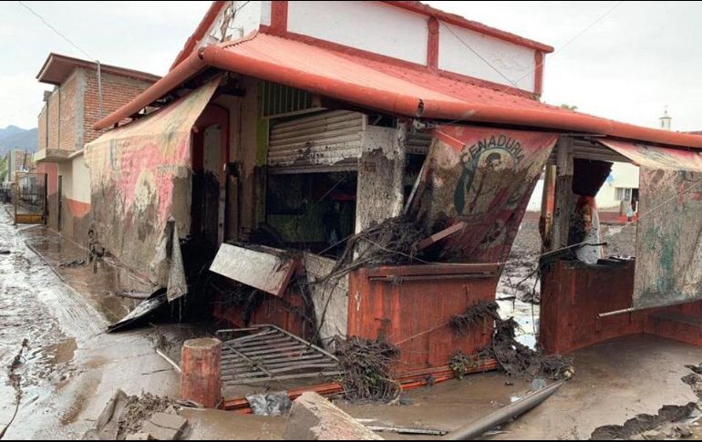 Personal de Protección Civil Jalisco abre un centro de acopio para apoyar a las personas afectadas por el desbordamiento del río Apango en el municipio de San Gabriel. NTX/ ESPECIAL