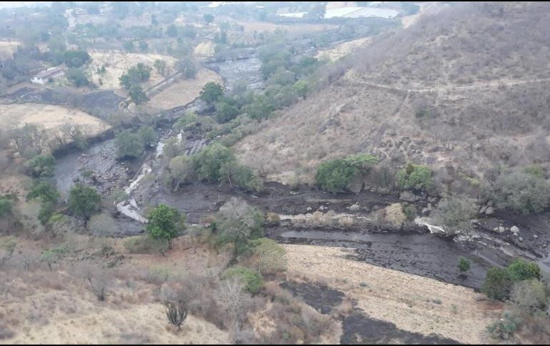 En videos difundidos en las redes se puede observar la fuerza del agua y lodo que salió del río, dañando calles, casas y vehículos. ESPECIAL / PC Jalisco