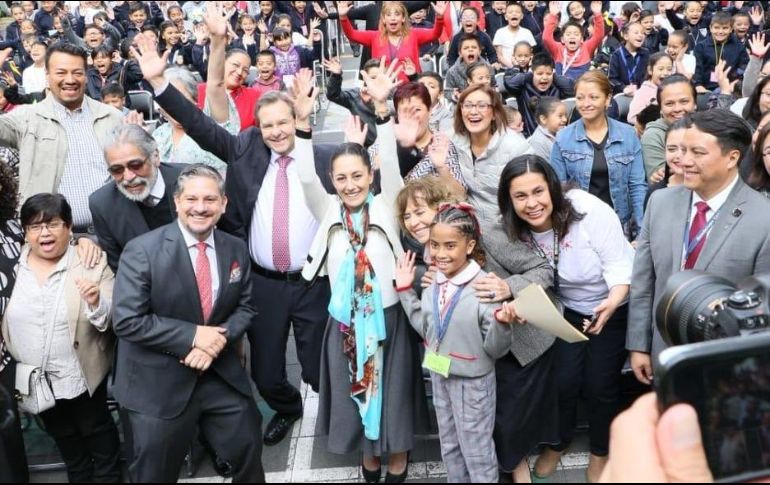 El secretario de Educación Pública, Esteban Moctezuma Barragán, destacó “la sencillez” del gobierno capitalino por tomar este tipo de decisiones. TWITTER / @Claudiashein