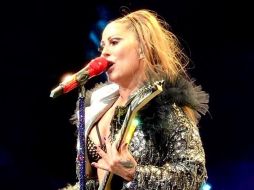 En otro momento del recital Alejandra intentó ejecutar su canción 