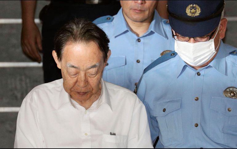 Hideaki Kumazawa (i) sale de una estación policial este lunes en Tokio. AP/Kyodo News/K. Fukuhara