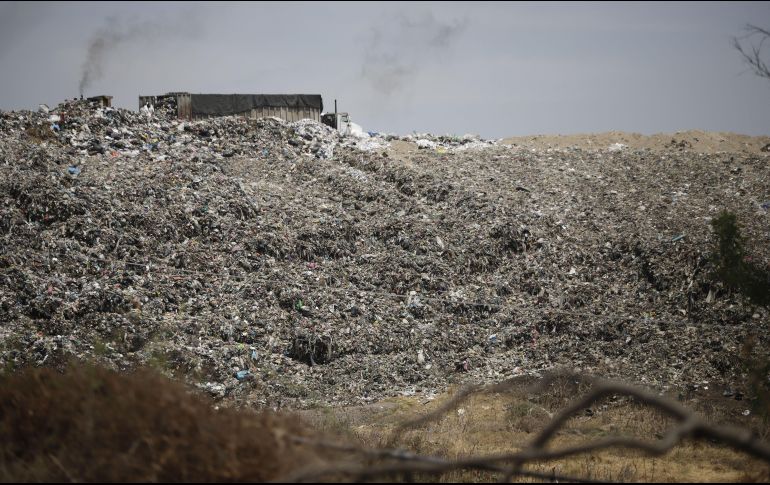 Por otra parte, activistas indican que el vertedero, aun con el incendio que duró cuatro días en abril, seguía operando sin restricciones. EL INFORMADOR/ ARCHIVO