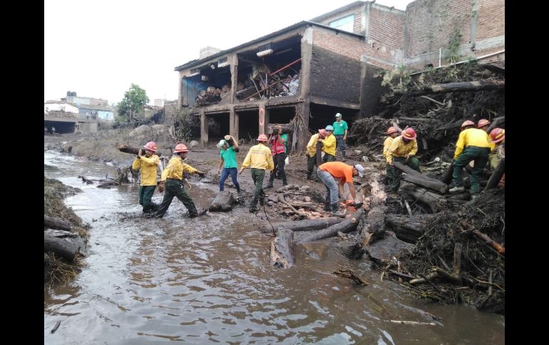 Elementos de la Semadet apoyan en las labores de remoción de escombros. Un total de 444 elementos de diferentes corporaciones trabajan en las zonas afectadas. TWITTER@SemadetJali