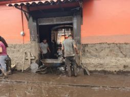 Los habitantes presumen que la quemazón y la tala clandestina provocaron que el agua arrastrara los troncos y ramas. EL INFORMADOR / S. Blanco