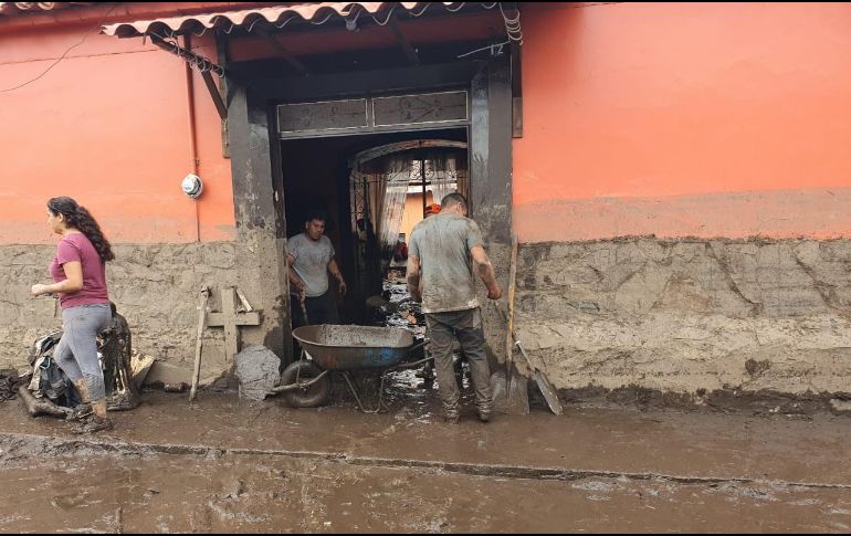 Los habitantes presumen que la quemazón y la tala clandestina provocaron que el agua arrastrara los troncos y ramas. EL INFORMADOR / S. Blanco