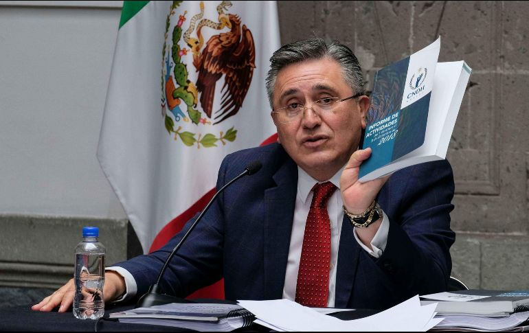 Luis Raúl González presentó el informe de la CNDH ante la secretaria de Gobernación, Olga Sánchez Cordero. EFE/CNDH