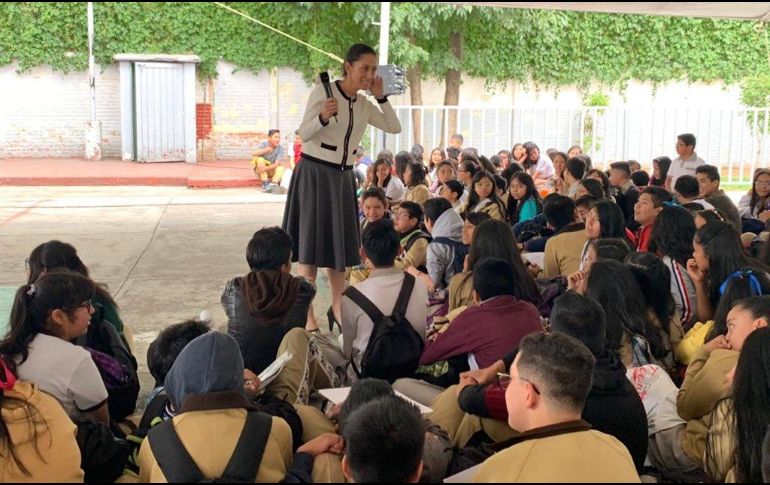 La jefa de Gobierno de la Ciudad de México anunció que niñas y niños de preescolar, primaria y secundaria de escuelas públicas y privadas de la Ciudad de México podrán elegir usar falda o pantalón como parte del uniforme escolar. TWITTER / @Claudiashein