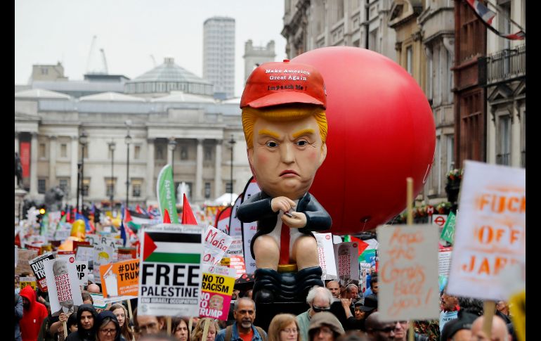 También apareció un robot de Trump, representando al presidente sentado en una inodoro dorado, mientras tuitea y profiere sus ya clásicos exabruptos como: 