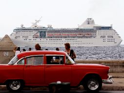 Un crucero con turistas pasa frente al Malecón de La Habana. EFE/E. Mastrascusa