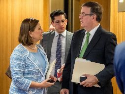 La embajadora Martha Bárcena (i); y el secretario de Relaciones Exteriores, Marcelo Ebrard, hablan durante una conferencia de prensa en la Embajada de México en Washington. AP/A. Harnik