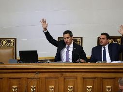 El presidente de la Asamblea Nacional de Venezuela, Juan Guaidó (c), y el segundo vicepresidente, Stalin González (d), presiden este martes una sesión del Parlamento. EFE/R. Peña