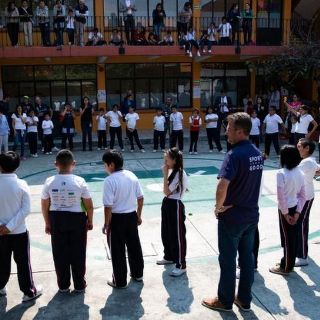 La polémica por el "uniforme neutro" de CDMX impulsado por Claudia Sheinbaum