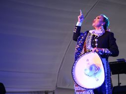 Aida Cuevas publica una imagen en sus redes sociales donde se le ve caminando con una bata de hospital. EL INFORMADOR / ARCHIVO