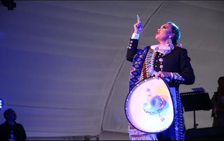 Aida Cuevas publica una imagen en sus redes sociales donde se le ve caminando con una bata de hospital. EL INFORMADOR / ARCHIVO