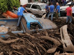 Actualmente, en las calles se acumulan toneladas de lodo y material arrastrado por el río. EFE / ARCHIVO