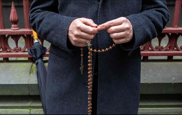 Un simpatizante de George Pell ora a las afueras del tribunal de Melbourne en espera de novedades. AFP/A. Brendon